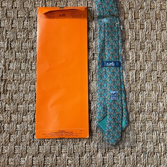 NWT Hermes printed silk twill tie in crest pattern in spearmint, apricot & lilac - Picture 2 of 5